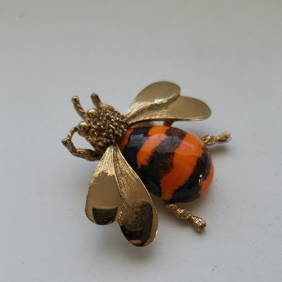 Vintage Bumble Bee Brooch Gold Tone Ceramic Orange Black Enamel 1 1/2 x 1 1/4".  - Picture 12 of 13